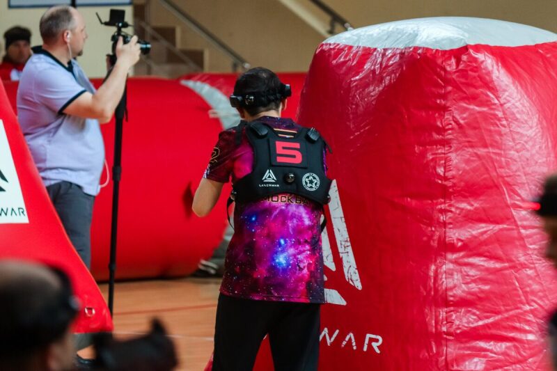 Игрок LASERWAR в космической футболке готовится к бою